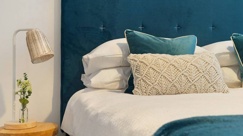 Sypialnia z łóżkiem w stylu skandynawskim