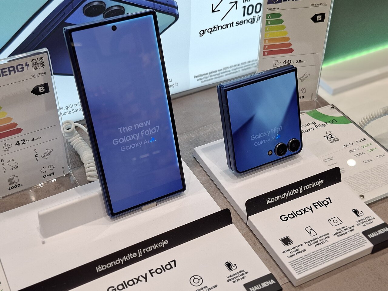 iPhone Duo w rozbiórce iFixit: 5/10 za naprawialność i pękające zawiasy
